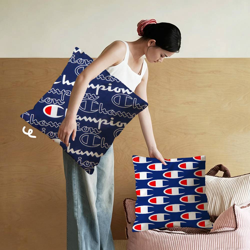 Home Textiles Logo - غطاء وسادة بشعار العلامة التجارية الشهيرة